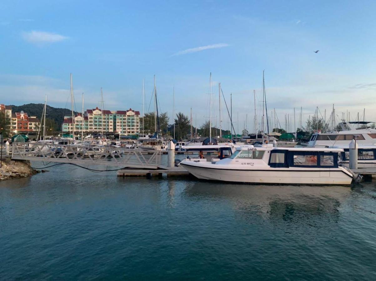 Glossy Marina Homestays Lumut Extérieur photo
