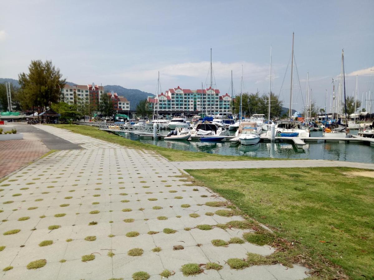 Glossy Marina Homestays Lumut Extérieur photo
