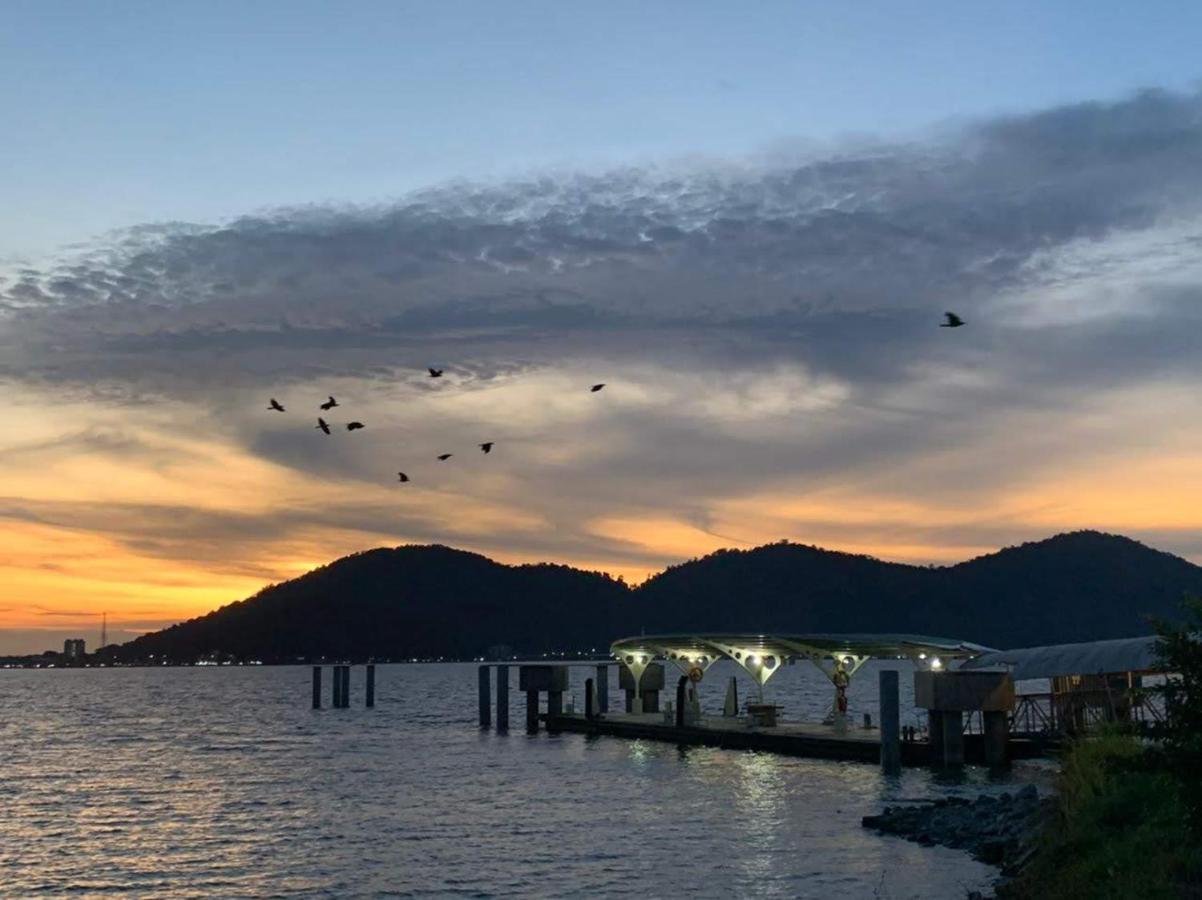 Glossy Marina Homestays Lumut Extérieur photo