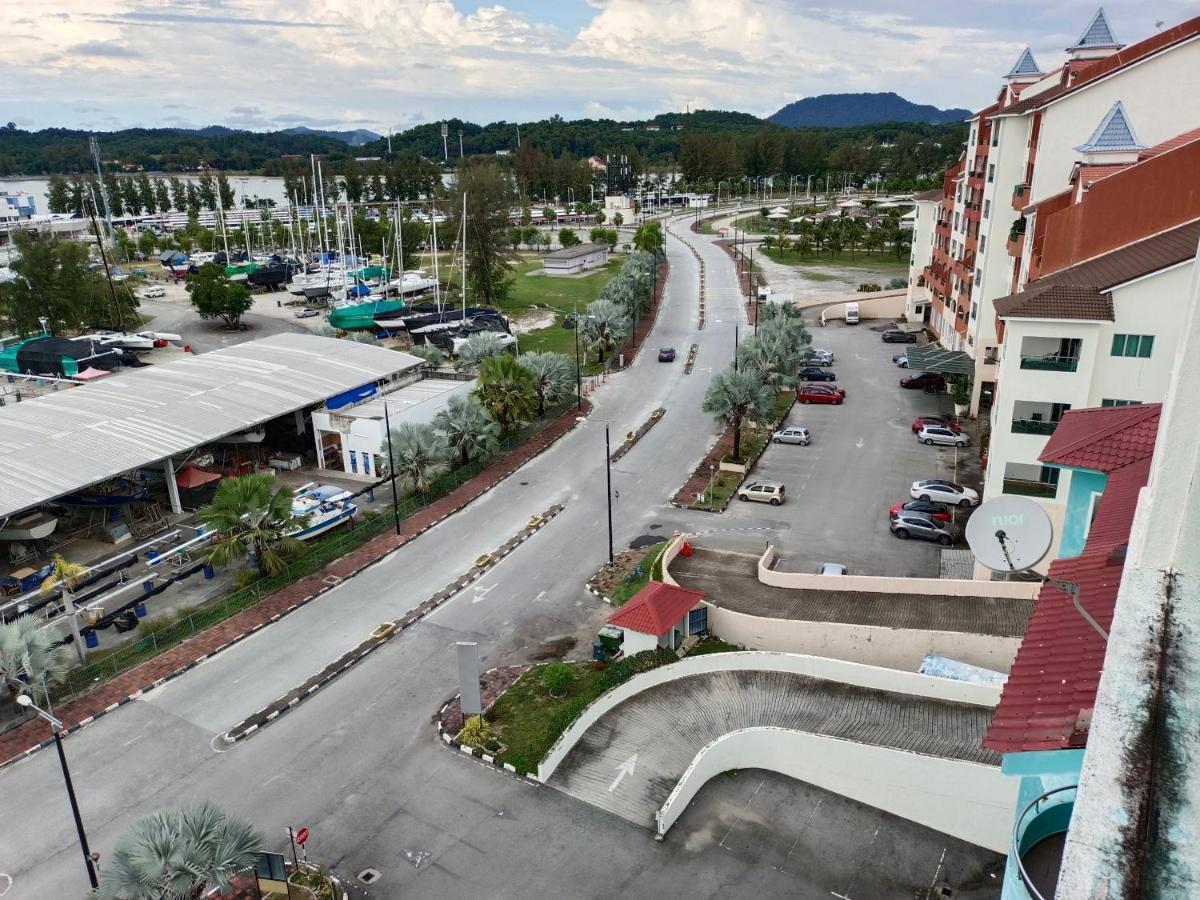 Glossy Marina Homestays Lumut Extérieur photo