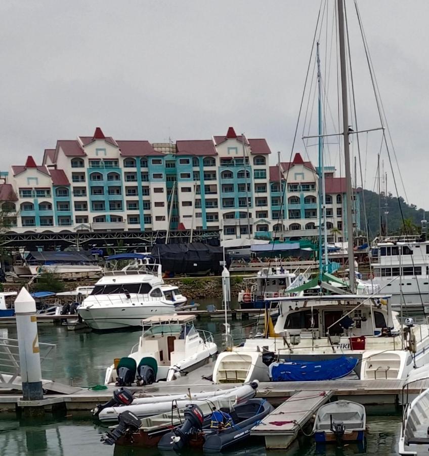 Glossy Marina Homestays Lumut Extérieur photo