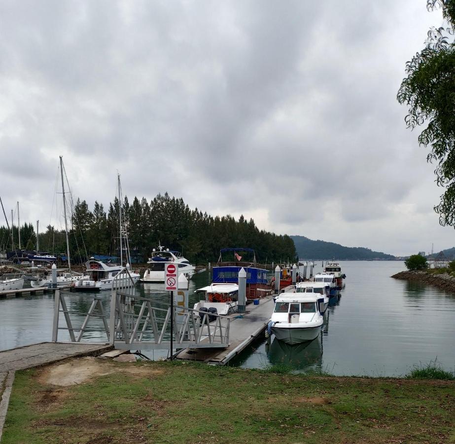 Glossy Marina Homestays Lumut Extérieur photo